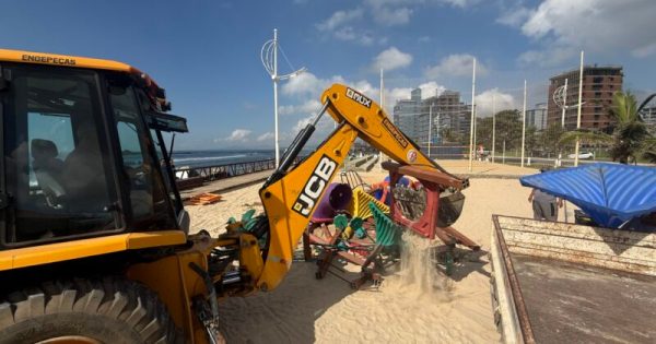 Prefeitura realiza a troca dos parques infantis no Centro e no Gravatá